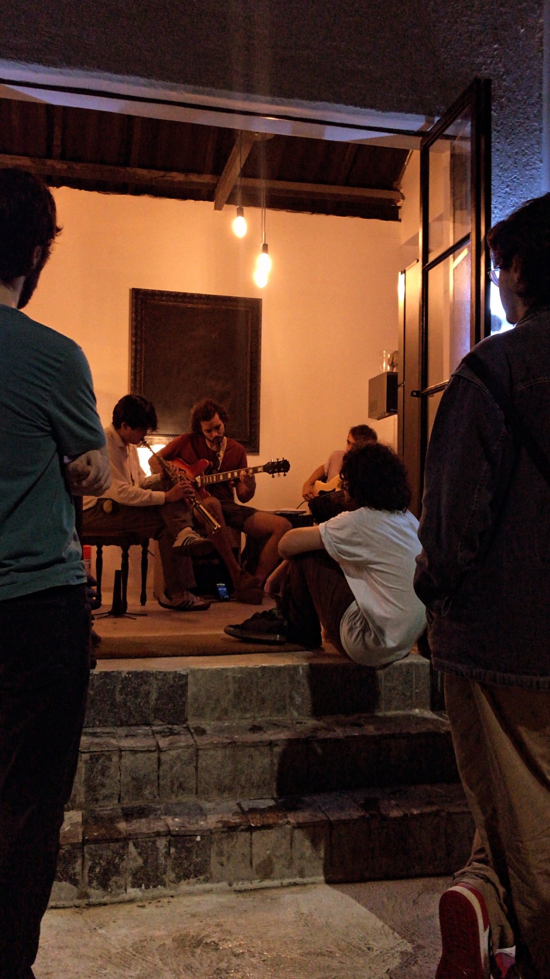 Noite de jazz na Casa Pretty com músico ao saxofone