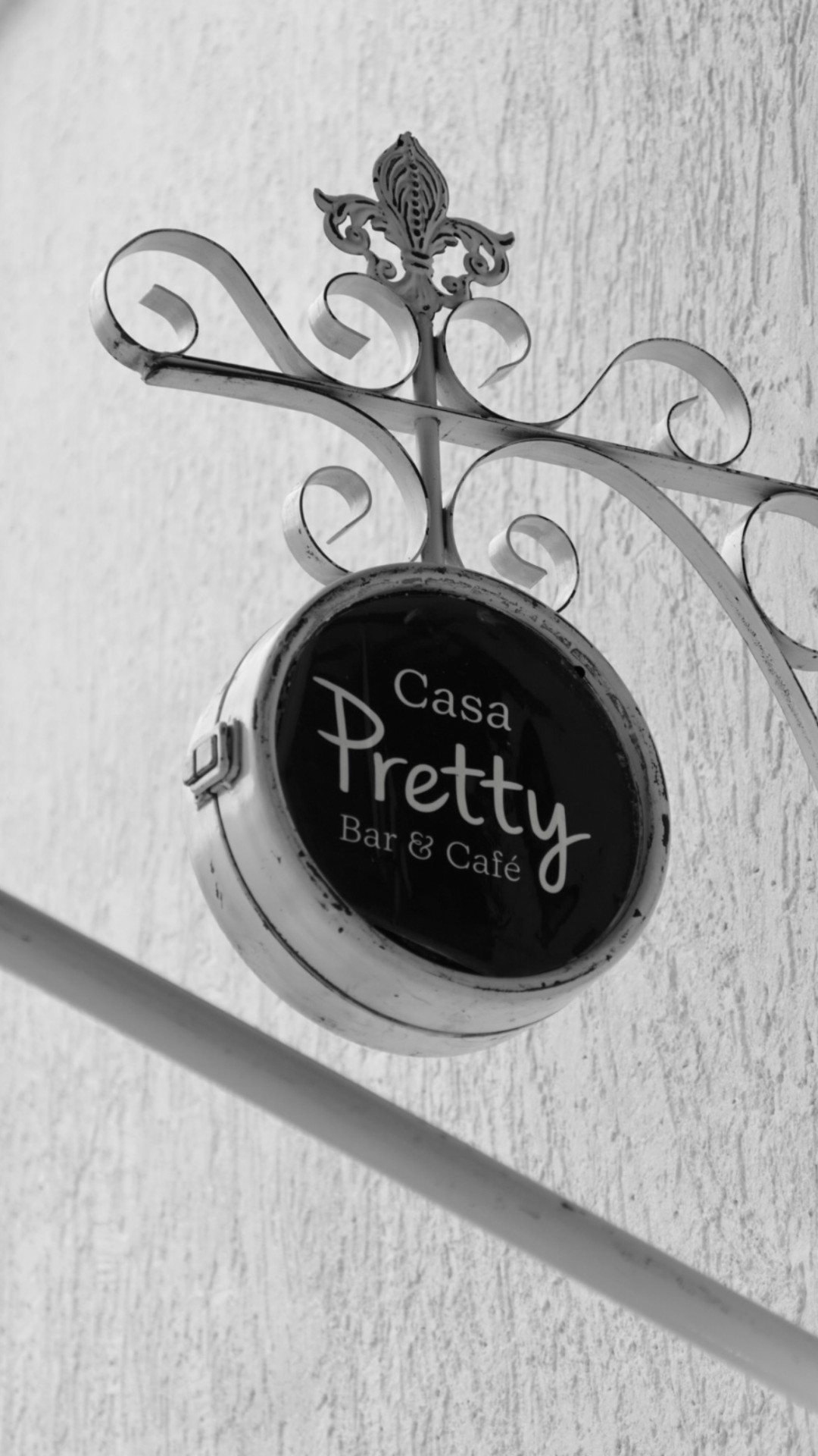 Placa artística da Casa Pretty Bar & Café na fachada